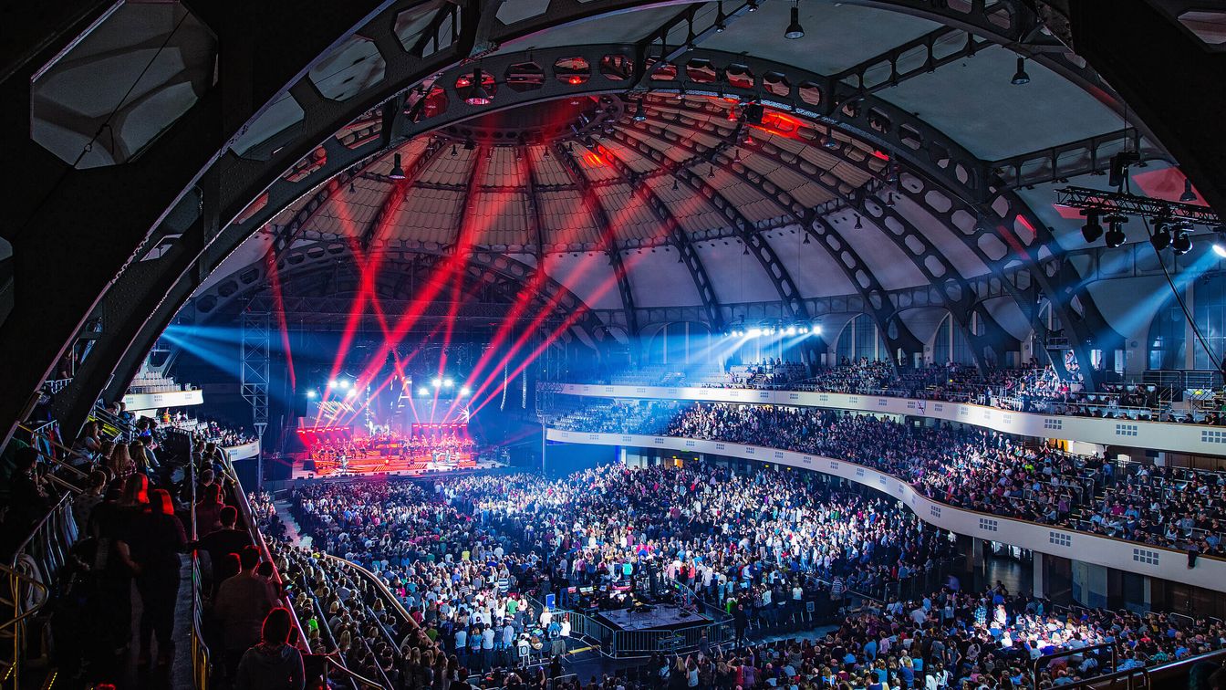 Concert in the Festhalle Frankfurt with thousands of visitors.