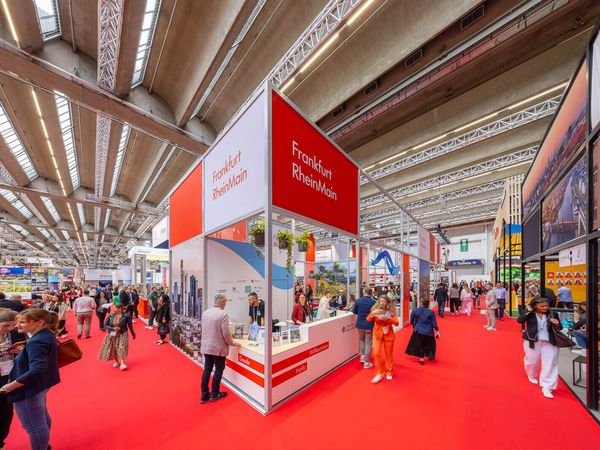 FrankfurtRheinMain-Messestand auf der IMEX Frankfurt mit Besucherinnen und Besuchern.