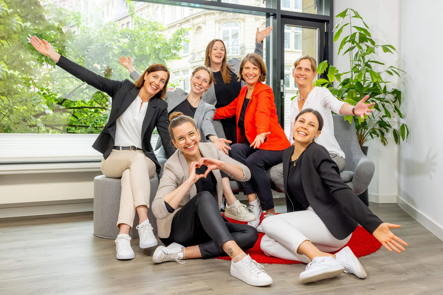 Gruppenbild des Frankfurt Convention Bureaus, alle strecken in Freude die Arme aus, eine Person formt mit den Händen ein Herz. 